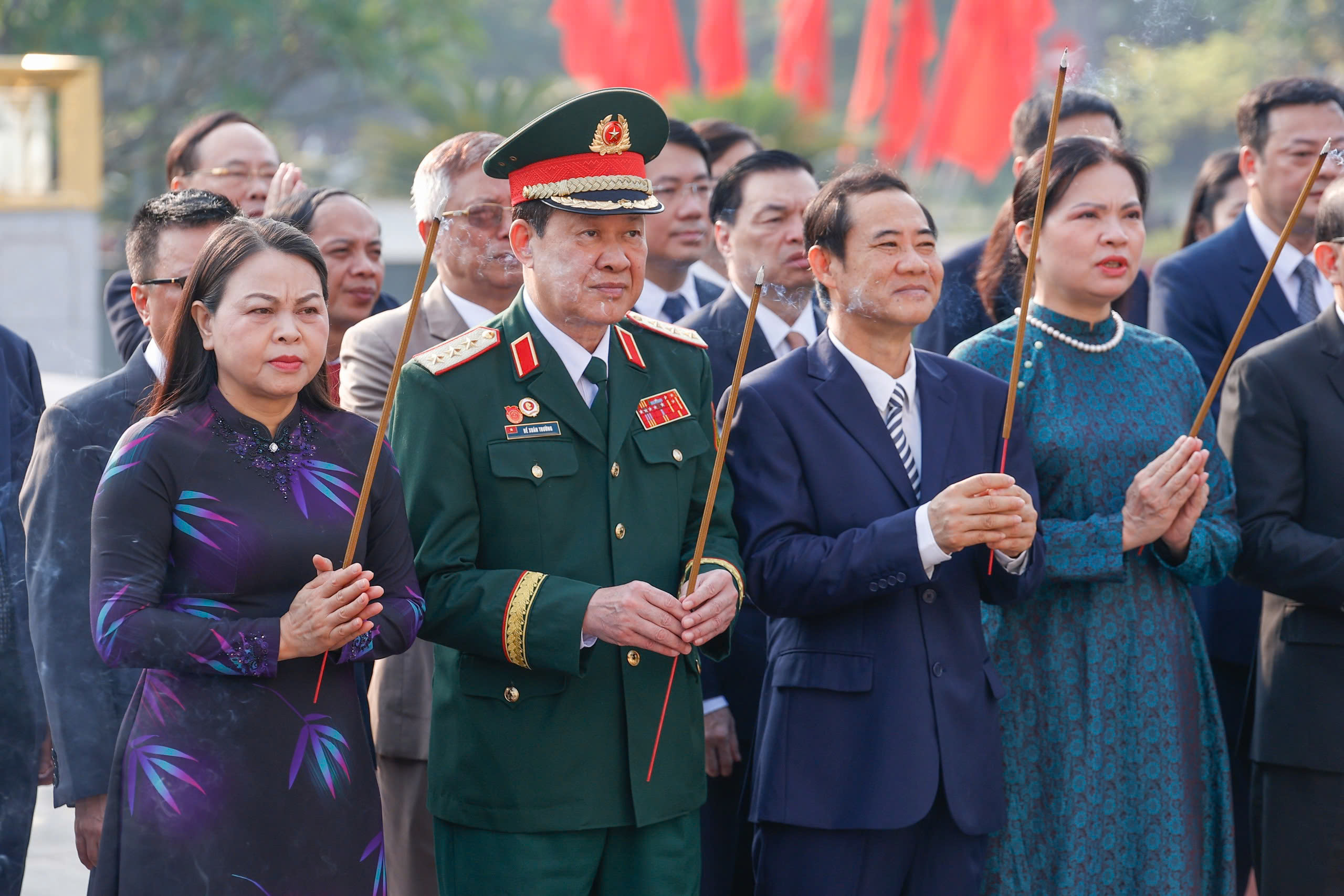Đoàn đại biểu Đảng bộ Mặt trận Tổ quốc, các đoàn thể Trung ương vào Lăng viếng Chủ tịch Hồ Chí Minh - 8