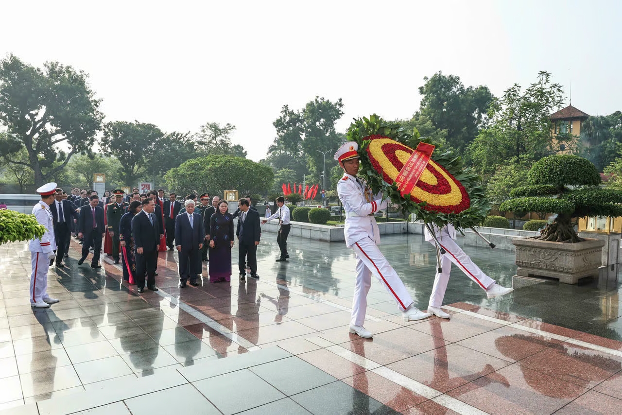 Đoàn đại biểu Đảng bộ Mặt trận Tổ quốc, các đoàn thể Trung ương vào Lăng viếng Chủ tịch Hồ Chí Minh - 6