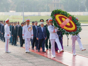 Đoàn đại biểu Đảng bộ Mặt trận Tổ quốc, các đoàn thể Trung ương vào Lăng viếng Chủ tịch Hồ Chí Minh
