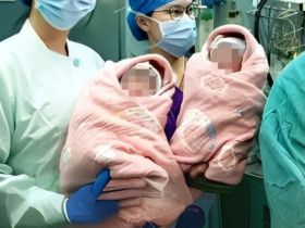 Sinh đôi 2 "hoàng tử" ở tuổi U60, sản phụ xúc động cảm ơn bác sĩ, xác lập kỷ lục về sinh nở được cả MXH chúc mừng