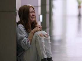 Mẹ kế không cho về nhà, tôi lén về rồi lặng lẽ cảm ơn bà khi thấy cảnh sau cánh cổng