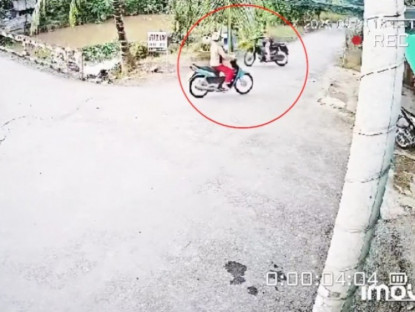 Giao thông - Clip: Phóng nhanh tránh phụ nữ sang đường, thanh niên mất lái lao xuống kênh