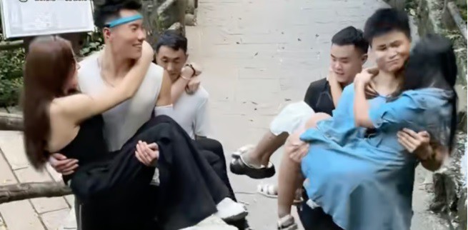 Bế phụ nữ lên núi, xoa bóp chân: Dịch vụ leo núi Nga Mi gây sốc - 2