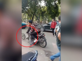 Clip: Thể hiện trước mặt bạn gái, hai thanh niên gặp sự cố “cười ra nước mắt”