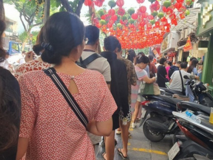 Kinh tế - Loại bánh trung thu “mới nổi” ở Hà Nội “lên cơn sốt”, khách xếp hàng chật kín vỉa hè chờ mua