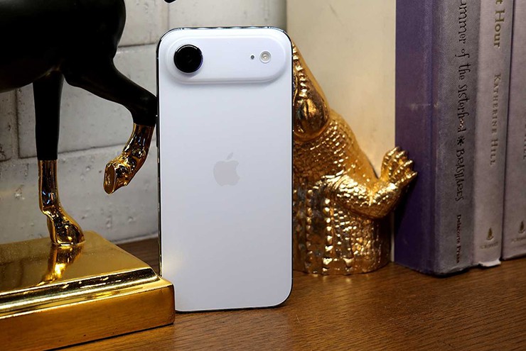 Liệu Apple có dám khai tử "biểu tượng một thời đang mất giá trị" iPhone Pro Max? - 2