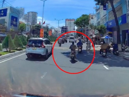 Giao thông - Clip: Hết hồn Ninja dừng xe giữa đường tránh nắng, bị ô tô đâm thẳng từ phía sau