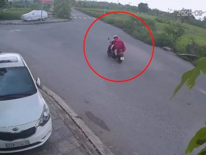 Giao thông - Clip: Dở khóc dở cười, thanh niên phi xe máy đâm thẳng vào ô tô đỗ giữa ngã ba