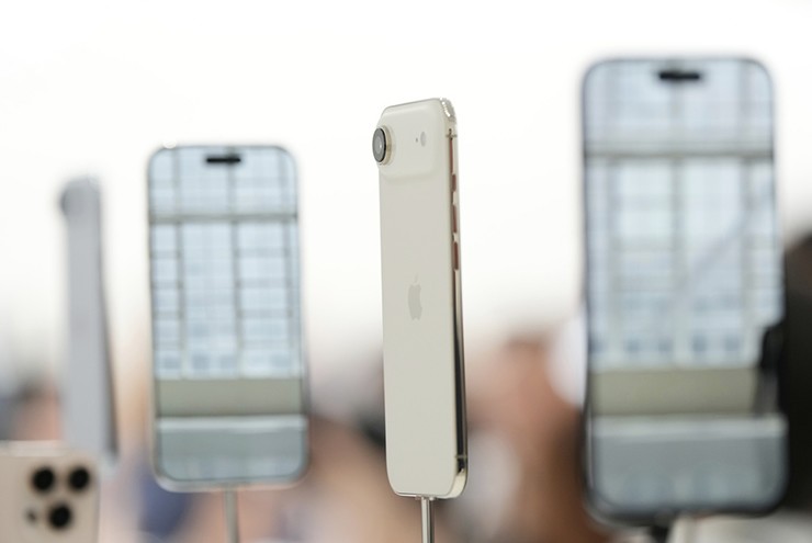 Quy định oái ăm kìm hãm sự phát triển phần cứng của iPhone - 2