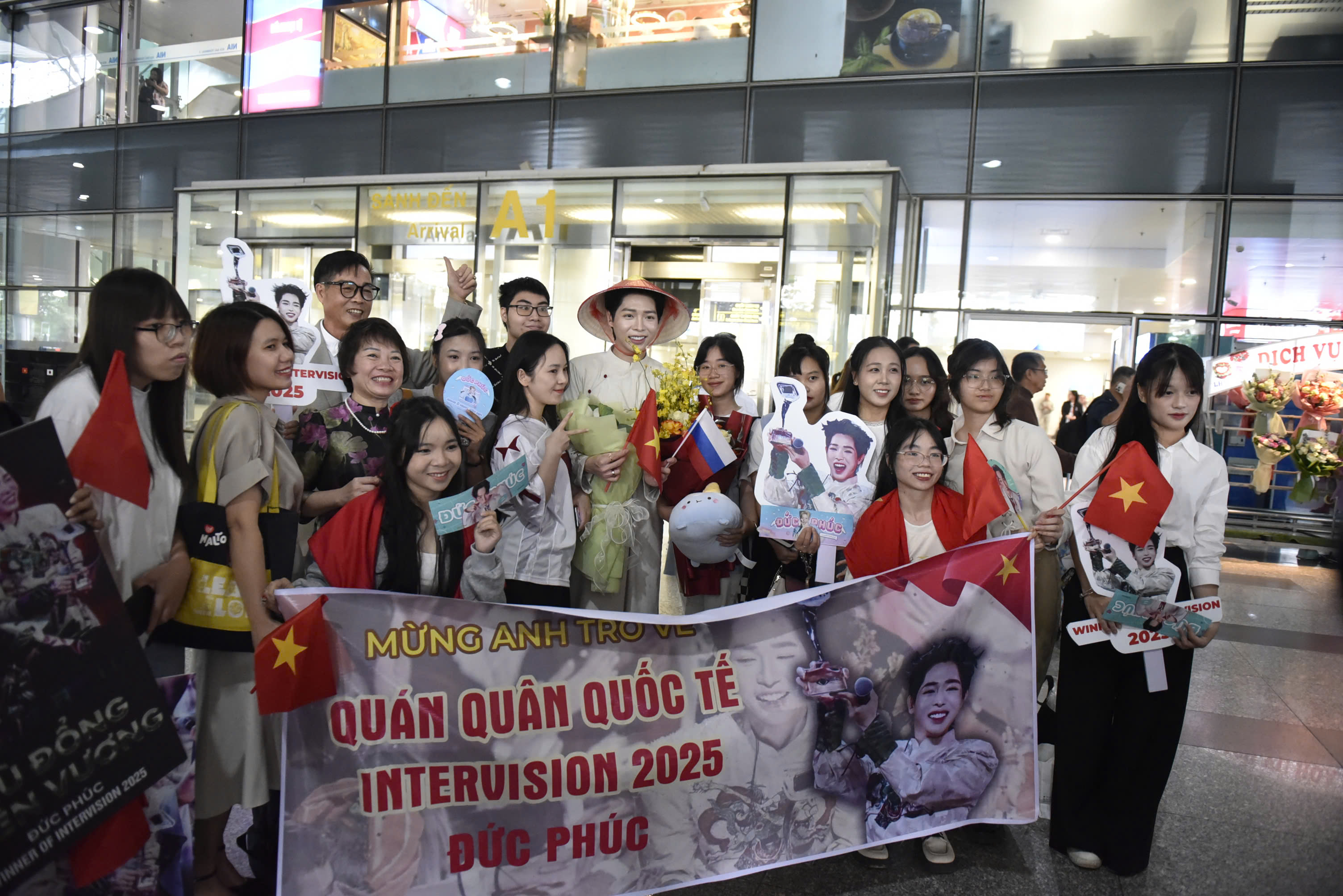 Khán giả nồng nhiệt chào đón ca sĩ Đức Phúc – Quán quân Intervision 2025 trở về - 6