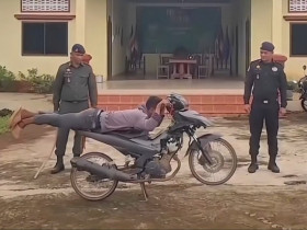 Clip: Thanh niên nằm dài vít ga trên xe máy và pha xử phạt nhớ đời