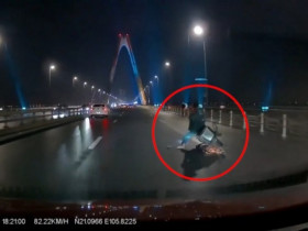 Clip: Thót tim xe máy loạng choạng, trượt dài trên cầu ngay trước đầu ôtô