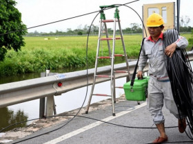 Bão số 10 mới nhất giật cấp 15 áp sát Huế - Quảng Trị: Sẵn sàng điện thoại vệ tinh, drone