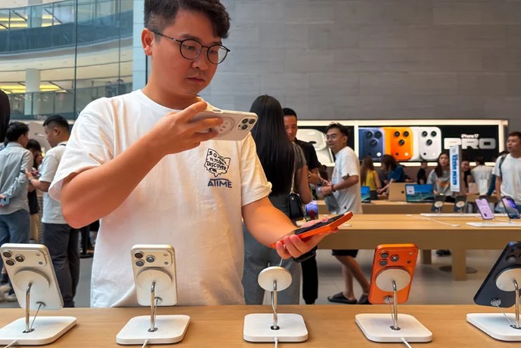 iPhone 17 Pro bị chê “trầy như đồ rẻ tiền”, dân mạng cười ầm với cách giải quyết - 1