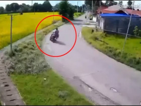 Clip: Ôm cua đường làng, hai xe máy liên tiếp lao xuống ruộng như phim hài
