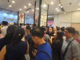 Giá vàng chiều 30/9: Bất ngờ giảm mạnh, “biển người” xếp hàng mua vàng ở Hà Nội bất chấp mưa bão