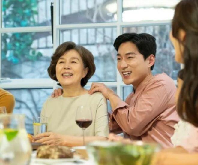 Nghe tiếng động lúc nửa đêm, tôi dậy kiểm tra thì thấy người làm quần áo xộc xệch chạy ra khỏi phòng - 1