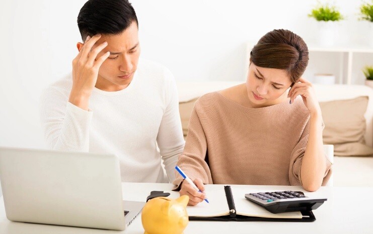 Nghe tin chúng tôi vỡ nợ, chị gái chồng đưa cho 1 chiếc túi, nhìn thứ trong đó tôi quỳ xuống xin lỗi - 2