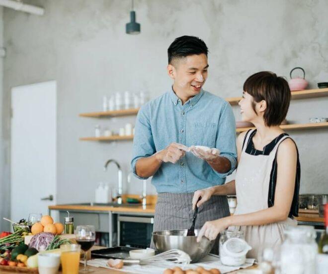 Nghe tin chúng tôi vỡ nợ, chị gái chồng đưa cho 1 chiếc túi, nhìn thứ trong đó tôi quỳ xuống xin lỗi - 1