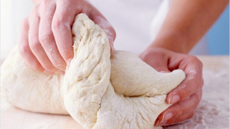 Cách làm bánh Trung thu dẻo nhân hạt sen nhuyễn trứng muối &#34;thị phi&#34; hot nhất 2025 tại nhà, chẳng lo tốn tiền mua - 4