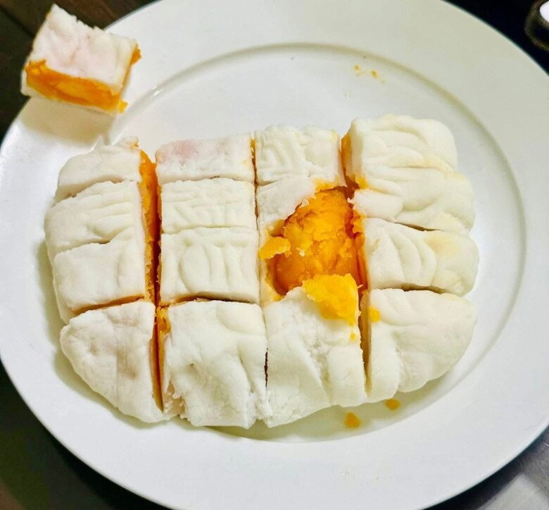 Cách làm bánh Trung thu dẻo nhân hạt sen nhuyễn trứng muối &#34;thị phi&#34; hot nhất 2025 tại nhà, chẳng lo tốn tiền mua - 6