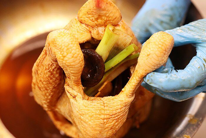 Thả con gà vào nồi cơm điện, 1 tiếng sau được món ngon hương vị ăn đứt ngoài hàng - 4