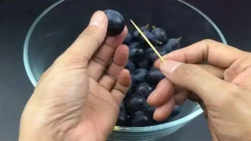 Cắm một cây tăm vào quả nho, thật tuyệt vời giải quyết được nỗi phiền toái lớn của nhiều người, hãy mau học ngay! - 3