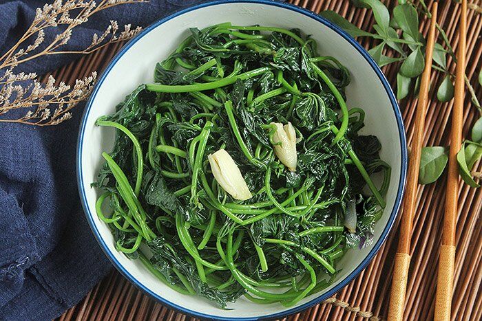 Cây này tưởng chỉ lấy củ nhưng phần lá tốt như thần dược, đem xào hay luộc đều ngon, tốt cho sức khỏe - 4