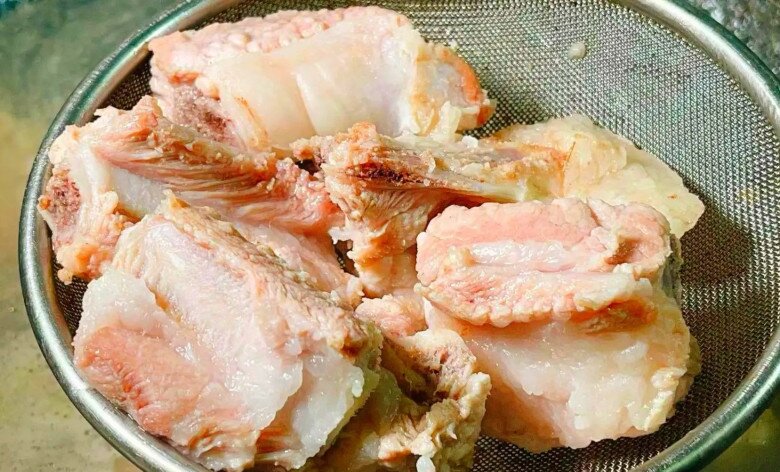 Hầm sườn, người chần nước sôi, người ninh thẳng, đầu bếp tuyên bố 2 cách đều sai, làm thế này mới đúng - 3