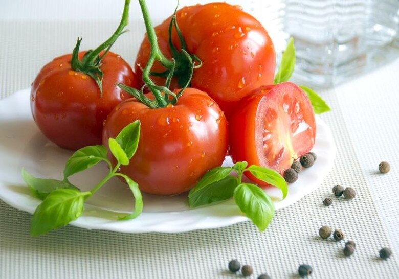 Không cần chần nước sôi, gọt vỏ cà chua dễ dàng như đầu bếp chỉ với 3 bước - 1