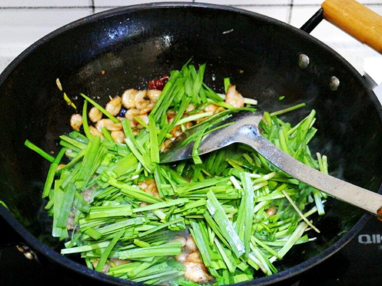 Lá này rẻ bèo nhưng giúp giải độc gan, sáng mắt, đem rang với tôm sông được món cực ngon - 7