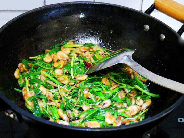Lá này rẻ bèo nhưng giúp giải độc gan, sáng mắt, đem rang với tôm sông được món cực ngon - 8