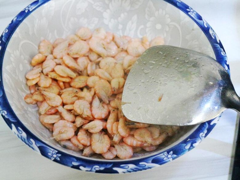 Lá này rẻ bèo nhưng giúp giải độc gan, sáng mắt, đem rang với tôm sông được món cực ngon - 6