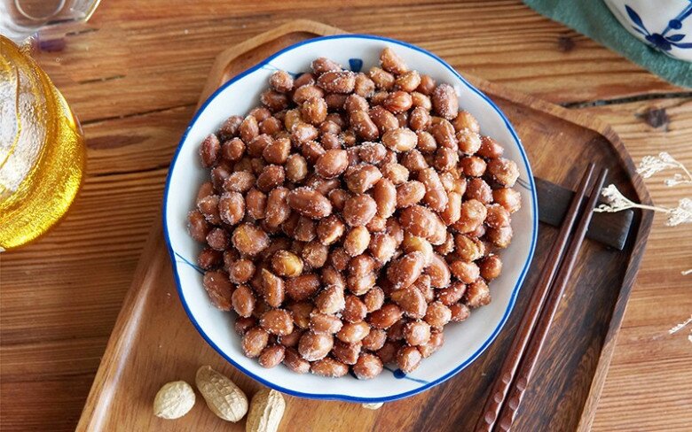 Làm lạc rang muối đừng cho ngay vào chảo, thêm 1 bước và 1 nguyên liệu, để cả tuần vẫn giòn ngon - 3