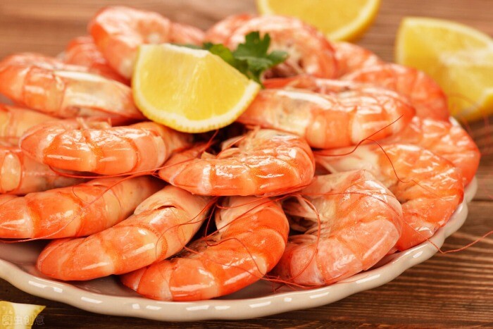 Luộc tôm đừng dùng hành, gừng để khử tanh, chỉ cần thêm vài hạt này tôm chín đỏ au, thơm lừng ai ăn cũng khen - 5