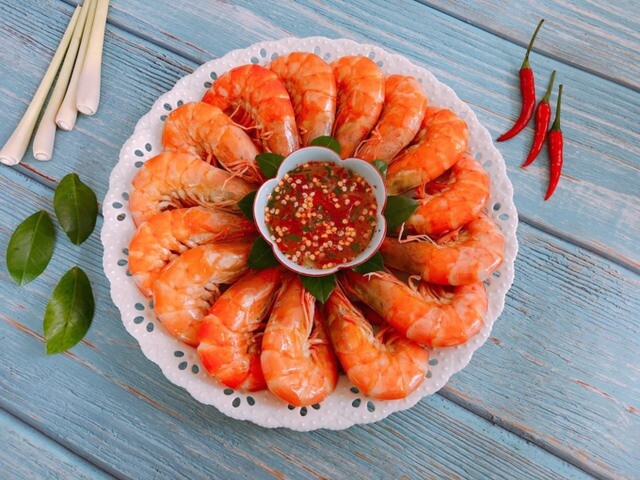 Luộc tôm đừng dùng hành, gừng để khử tanh, chỉ cần thêm vài hạt này tôm chín đỏ au, thơm lừng ai ăn cũng khen - 4