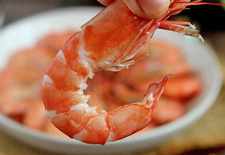 Luộc tôm mãi giờ mới biết, muốn tôm lên màu đỏ đẹp, thịt chắc thơm ngon ngọt không khô phải thì thêm mấy thứ này! - 5
