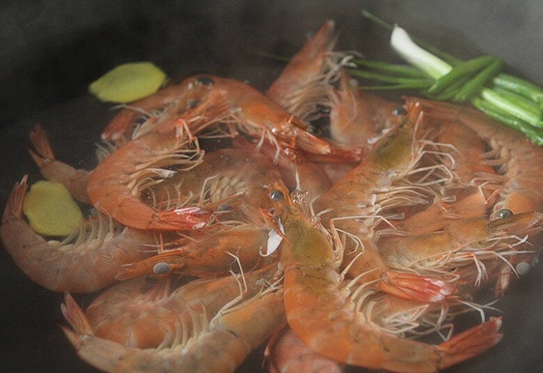 Luộc tôm mãi giờ mới biết, muốn tôm lên màu đỏ đẹp, thịt chắc thơm ngon ngọt không khô phải thì thêm mấy thứ này! - 3