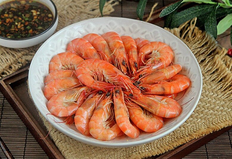 Luộc tôm mãi giờ mới biết, muốn tôm lên màu đỏ đẹp, thịt chắc thơm ngon ngọt không khô phải thì thêm mấy thứ này! - 4