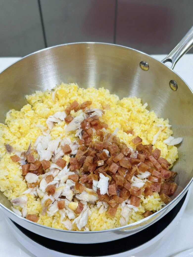 Ngày mưa, mẹ đảm vét tủ lạnh làm cơm rang thập cẩm kiểu &#34;có gì nấu đấy&#34; mà cực ngon - 9
