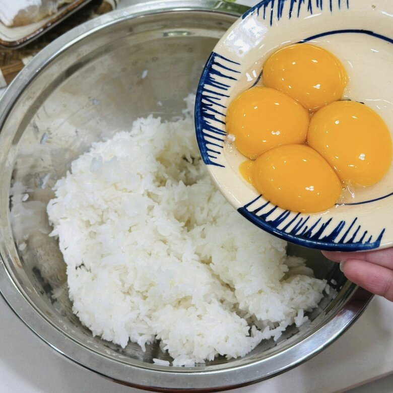 Ngày mưa, mẹ đảm vét tủ lạnh làm cơm rang thập cẩm kiểu &#34;có gì nấu đấy&#34; mà cực ngon - 3