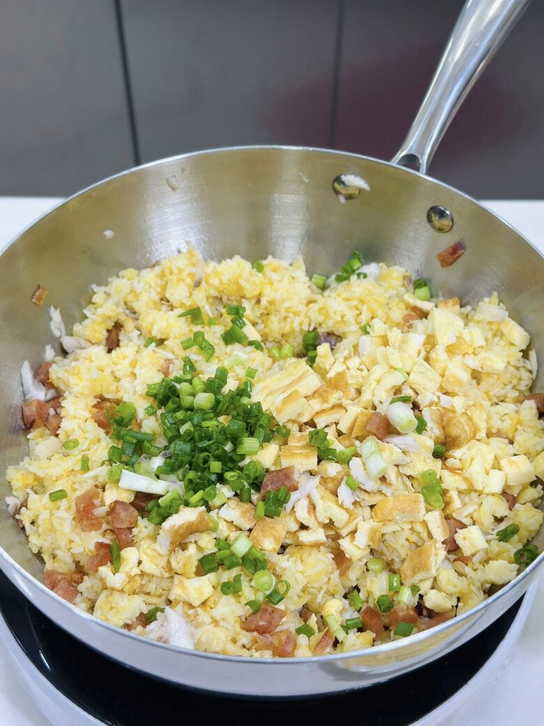 Ngày mưa, mẹ đảm vét tủ lạnh làm cơm rang thập cẩm kiểu &#34;có gì nấu đấy&#34; mà cực ngon - 10