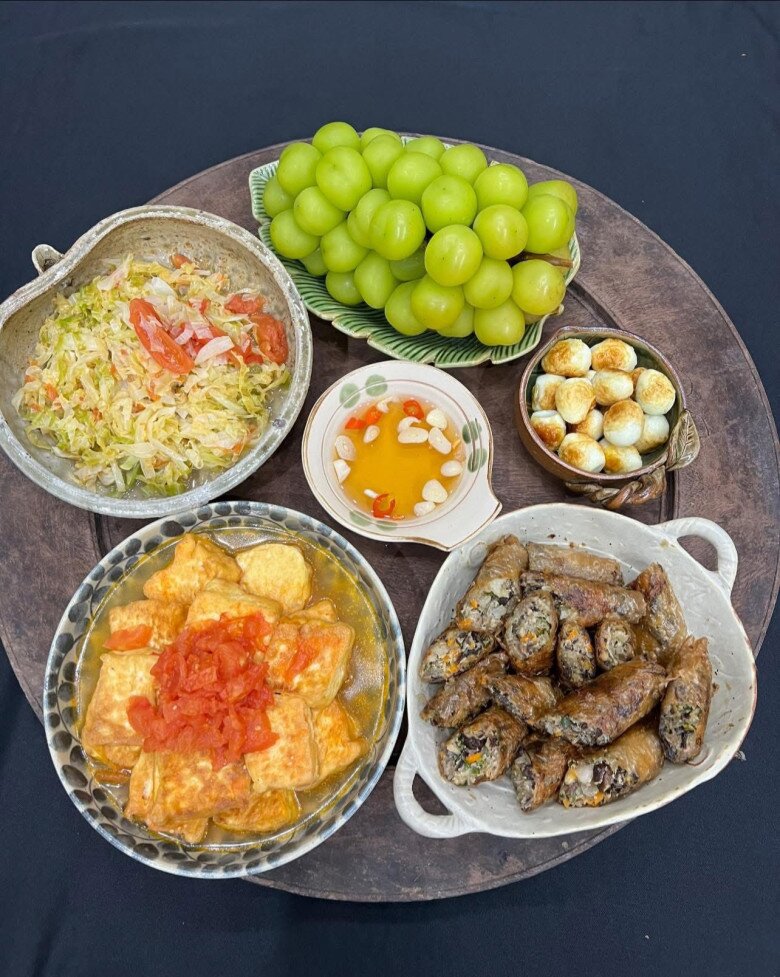 Nữ tiếp viên trưởng hàng không mê nấu ăn, cứ nghỉ bay là lại về vào bếp, nấu những mâm cơm cực ngon - 10