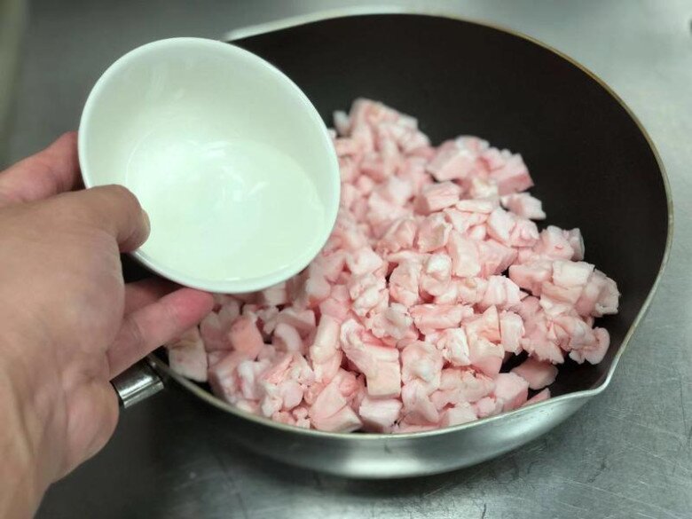 Rán mỡ lợn đừng cho luôn vào chảo, thêm bước nữa mỡ vừa trắng lại thơm lừng, để lâu không hỏng - 2