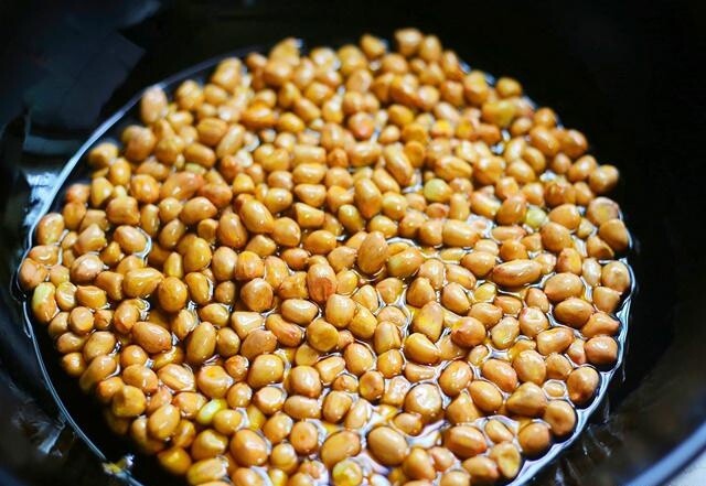 Rang lạc, sai lầm khi thêm muối ngay khi cho ra khỏi chảo, phải thêm bước này lạc mới giòn lâu, thơm phức - 3