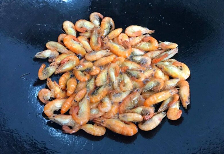 Rang tôm bao năm giờ mới biết không cần cầu kỳ, chỉ cho 2 thứ này tôm luôn có màu đỏ đẹp lại cực giòn ngon - 3