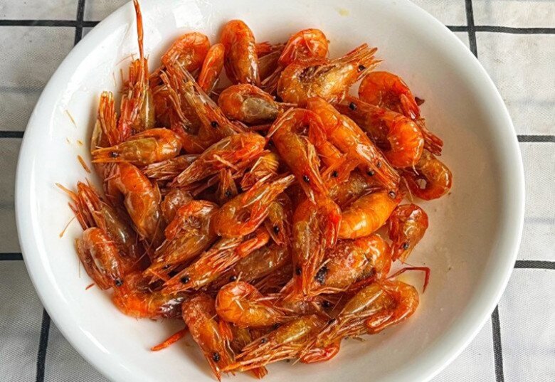 Rang tôm bao năm giờ mới biết không cần cầu kỳ, chỉ cho 2 thứ này tôm luôn có màu đỏ đẹp lại cực giòn ngon - 4