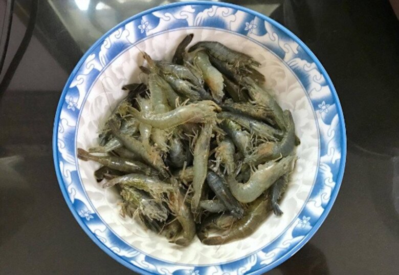Rang tôm bao năm giờ mới biết không cần cầu kỳ, chỉ cho 2 thứ này tôm luôn có màu đỏ đẹp lại cực giòn ngon - 2