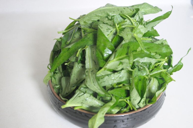 Loại rau giàu cả sắt lẫn canxi, tưởng chỉ xào tỏi mới ngon ai ngờ nấu chung với trứng lại hấp dẫn bổ dưỡng thế này! - 2