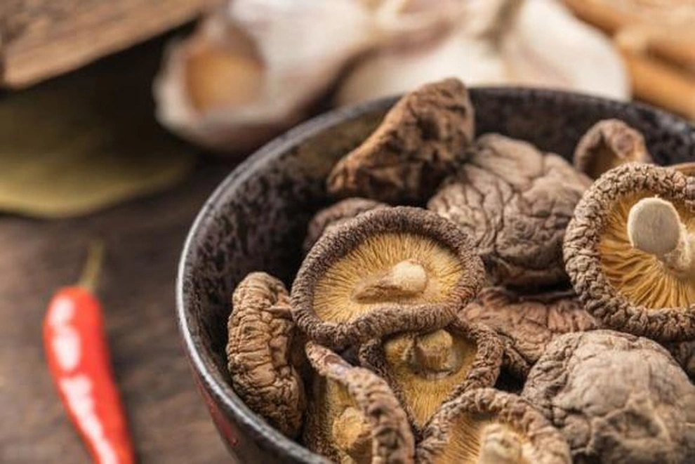 Rửa nấm hương khô dùng nước nóng hay lạnh mới chuẩn? Đầu bếp nhắc rắc thêm chút này là nấm nở nhanh trong 1 phút - 2